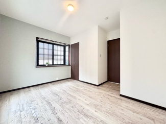 【洋室】 | 宇治市広野町宮谷　中古戸建 | 【洋室6.5帖】2面採光の窓から差し込む暖かな日差しが、室内を明るく快適な空間に演出します。