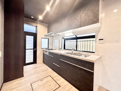 【キッチン】 | 宇治市広野町宮谷　中古戸建 | 食洗機付きのシステムキッチンで毎日の家事の負担を削減！また勝手口が備えられているため、買い物やゴミ出しなどの家事動線も効率化できます。