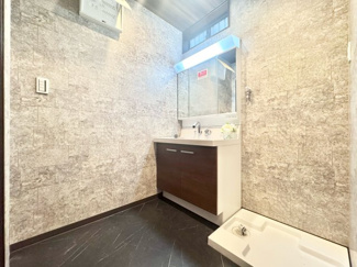 【洗面所】 | 宇治市広野町宮谷　中古戸建 | 三面鏡タイプの洗面台で鏡裏にも小物を収納することができ、水回りをスッキリと整理できます。