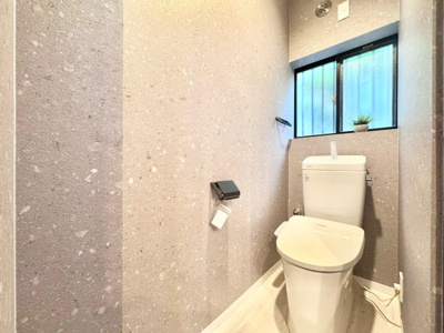 【トイレ】 | 宇治市広野町宮谷　中古戸建 | 【1階トイレ】温水洗浄機能、暖房便座付きで寒い時期も安心です。また各階にトイレがあり、朝の忙しい時間も混み合う心配なし(^^)/