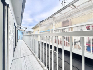 【バルコニー】 | 宇治市広野町宮谷　中古戸建 | 南東側のバルコニーは全てのお部屋に繋がっているため、洗濯物だけではなく布団などを干すのにも便利ですね。