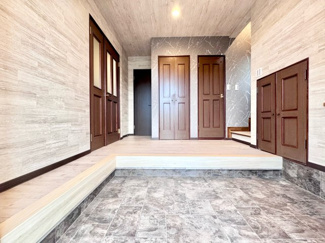 【玄関】 | 宇治市広野町宮谷　中古戸建 | 《ローンの事やお家探しのご相談は（株）ゆいホームにお任せ下さい。ちょっとした疑問にも解りやすくお応えします。》お気軽にどうぞ(^^)/