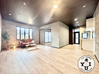 【居間・リビング】 | 宇治市広野町宮谷　中古戸建 | 令和7年8月リフォーム済の4SLDK！
地下車庫&約36坪のゆとりある敷地で、快適さと安心を兼ね備えた住まいです。