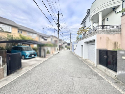 【前面道路含む現地写真】 | 宇治市広野町宮谷　中古戸建 | 《アル・プラザ城陽》が車で11分、《太陽が丘》まで車で4分とお子様のいるご家庭も嬉しい立地