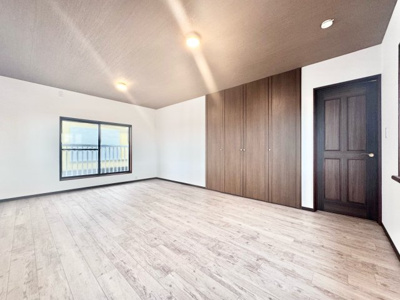 【洋室】 | 宇治市広野町宮谷　中古戸建 | 【洋室12帖】全居室6帖以上・収納付きでお部屋を広く綺麗にお使い頂けます。
