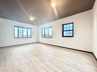 【洋室】 | 宇治市広野町宮谷　中古戸建 | 【洋室12帖】3面採光のため、日当たり・通風良好で快適なお部屋となっております。また出窓が備付けられており、観葉植物を飾れば明るくおしゃれな空間を演出できます♪