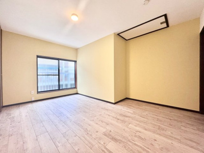 【洋室】 | 宇治市広野町宮谷　中古戸建 | 【洋室8.5帖】バルコニーからクローゼットまでが近く、洗濯物を取り込んですぐに収納できますね♪