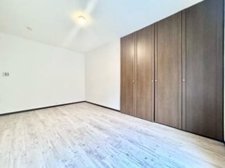 【洋室】 | 宇治市広野町宮谷　中古戸建 | 【洋室8.5帖】こちらのお部屋は屋根裏収納へと続いています(^^)