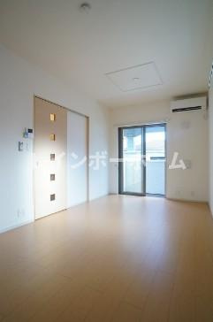 鎌ケ谷市新鎌ケ谷４丁目のアパートの居間・リビング