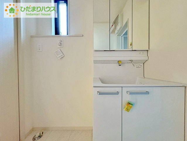 高萩市高浜町の独立洗面台|三面鏡の大きな鏡は憧れます(^^♪ 鏡の後ろは収納となっていて、細かいものでも収納できるのでスッキリと整理できます！