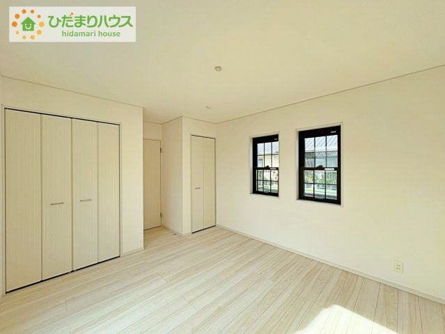 高萩市高浜町の寝室|バルコニーに面していて、たっぷり光りの入る明るい主寝室です！