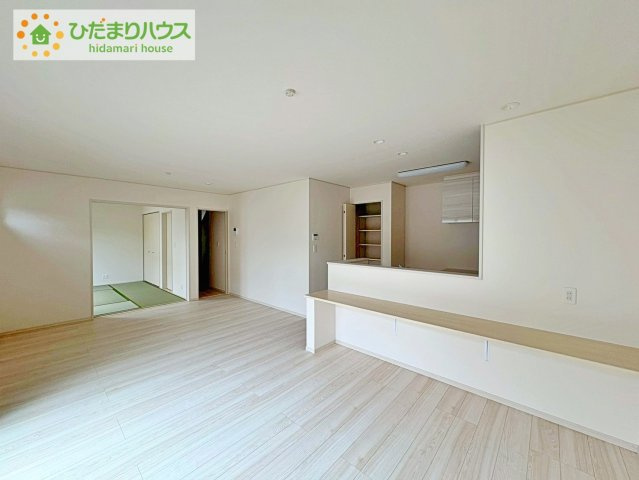 高萩市高浜町の居間・リビング|南側にお庭があり、明るく開放感のあるリビング。
昼間は、電気いらずでエコ+節約にもなります。