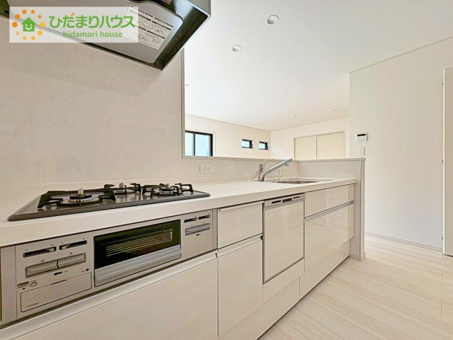 高萩市高浜町のキッチン|コンロは嬉しい3口コンロ！シンクはつなぎ目なしでお掃除も簡単です♪