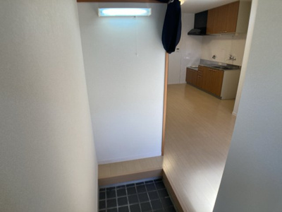 【玄関】 | 浜添アパート北棟 | 玄関広めの設計、目隠しも有ります