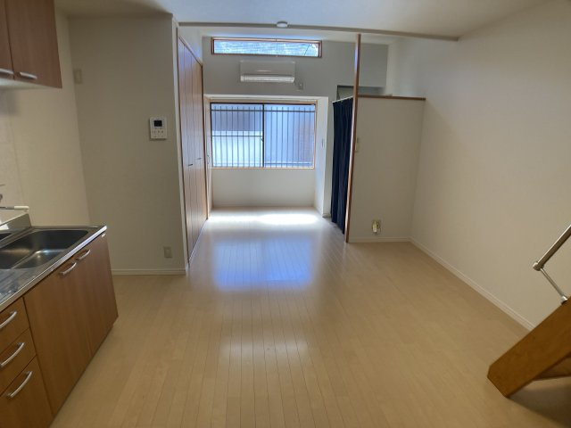 浜添アパート北棟の居間・リビング|天井高く開放感の有るリビング