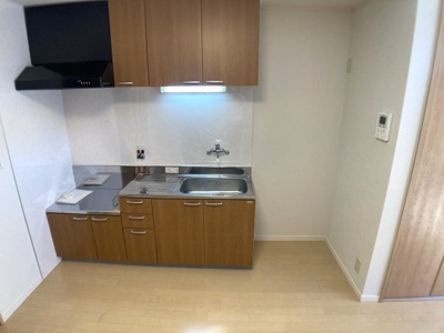 【キッチン】 | 浜添アパート北棟 | コンロ設置可能な広めのキッチン、冷蔵庫も置くスペース有ります