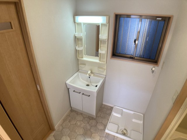 浜添アパート北棟の洗面所|独立洗面台、脱衣所は窓付で換気も良好