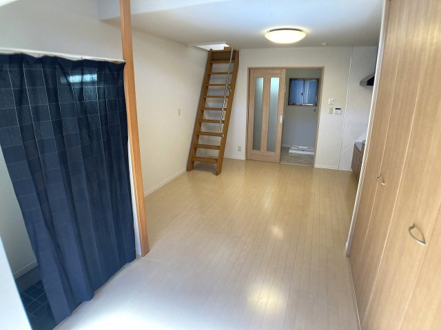 浜添アパート北棟の居間・リビング|面白いメゾネットタイプのリノベーション物件