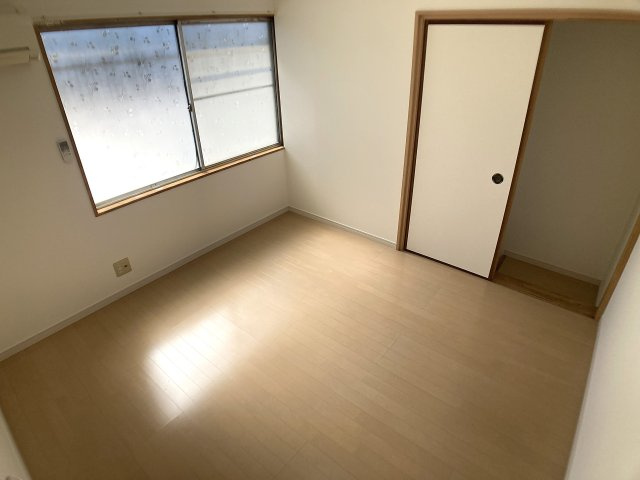 浜添アパート北棟の内装|２Fの洋室、日当たり良く明るいです