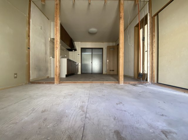 【価格改定】京都市西京区大枝東長町の居間・リビング|リフォーム後のお引渡しです。クロスや床材が新調され、気持ちよく新生活を始められそうです。