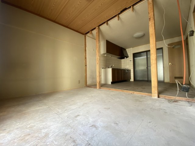 【価格改定】京都市西京区大枝東長町のキッチン|リフォーム後のお引渡しです。システムキッチンは収納量豊富な吊り戸棚つきです。キッチン横の南面に掃き出し窓があり、通風・採光良好です。