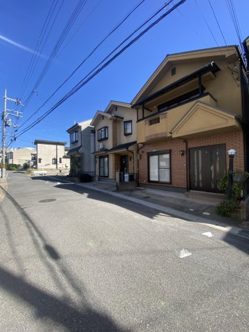 【価格改定】京都市西京区大枝東長町の前面道路含む現地写真|前面道路幅員約6.0ｍにつき、運転が苦手な方も駐車がしやすそうです。