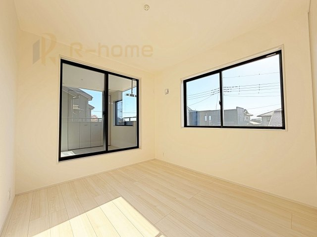 ひたちなか市阿字ヶ浦町5期　新築戸建て　1号棟の洋室|2面窓の風通しの良い洋室です♪差し込む暖かな陽当たりで、室内がくつろげる空間に早変わりです♪