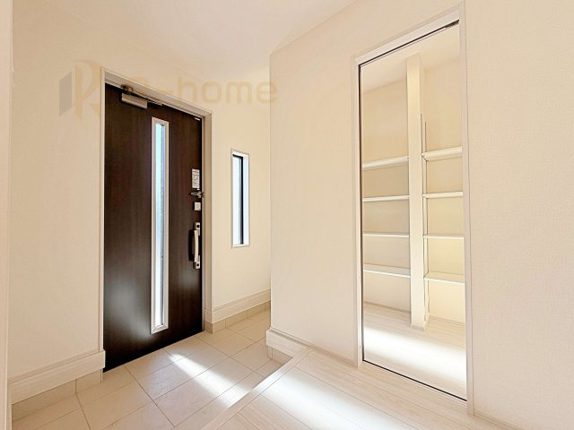 ひたちなか市阿字ヶ浦町5期　新築戸建て　1号棟の玄関|気持ちよくご家族やゲストを送迎できる穏やかな雰囲気の玄関♪たっぷり収納できるシューズクローゼット！