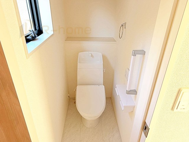 ひたちなか市阿字ヶ浦町5期　新築戸建て　1号棟のトイレ|温水洗浄便座付きのトイレ。
トイレが２ヵ所設置で朝の忙しい時間でも安心です。