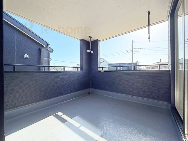 ひたちなか市阿字ヶ浦町5期　新築戸建て　1号棟のバルコニー|急な雨でも安心のインナーバルコニー♪忙しいご夫婦も大満足♪