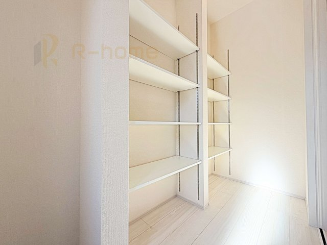 ひたちなか市阿字ヶ浦町5期　新築戸建て　1号棟の玄関|整理しやすい可動棚付きのシューズクローゼット！玄関周りがスッキリ片付きます♪