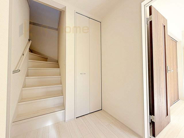 ひたちなか市阿字ヶ浦町5期　新築戸建て　1号棟の収納|掃除機などの収納に便利なホール収納！