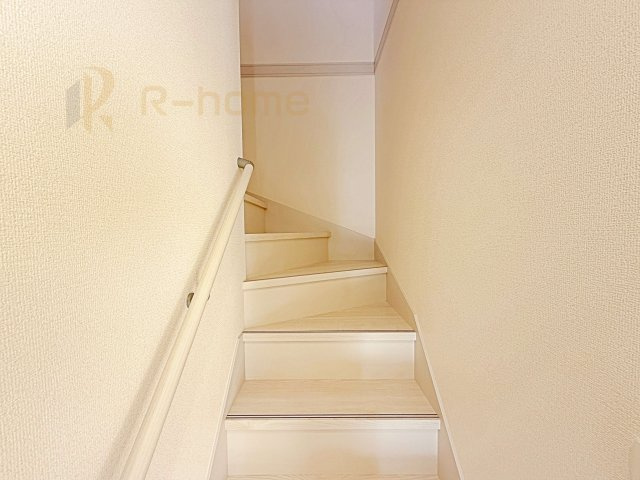 ひたちなか市阿字ヶ浦町5期　新築戸建て　1号棟の内装|手すりのついた階段！小さなお子様の利用も一安心です♪