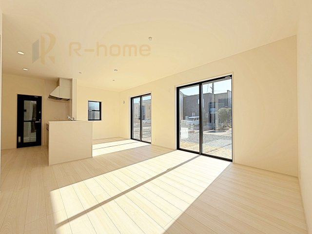 ひたちなか市阿字ヶ浦町5期　新築戸建て　1号棟の居間・リビング|たっぷりの陽光が注ぎ込む明るいリビング♪隣接の洋室を開放すると更なる大空間に変身♪