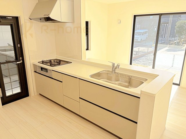 ひたちなか市阿字ヶ浦町5期　新築戸建て　1号棟のキッチン|料理をしながら家族とコミュニケーションが取れる対面式システムキッチン。