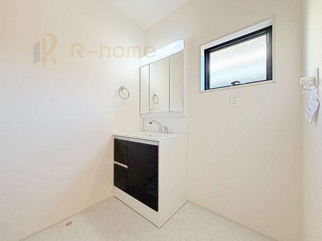 ひたちなか市阿字ヶ浦町5期　新築戸建て　1号棟の洗面所|三面鏡の使いやすい洗面台です。忙しい朝も家族みんなで身支度可能なスペース。