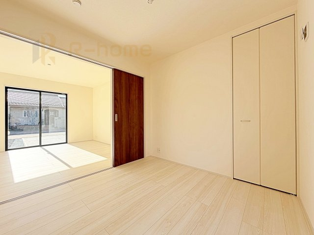 ひたちなか市阿字ヶ浦町5期　新築戸建て　1号棟の洋室|1階洋室はゲストルーム、キッズスペースとしても利用可能♪
開放してリビングと繋げればゆとりの大空間！