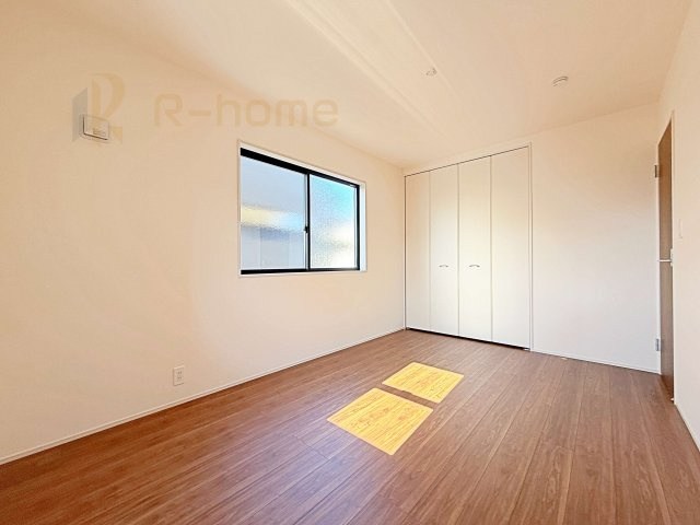 ひたちなか市阿字ヶ浦町5期　新築戸建て　2号棟の洋室|どんな部屋家具も合わせやすいシンプルな洋室！
たっぷりの日差しと心地よい風が舞い込む住まい♪