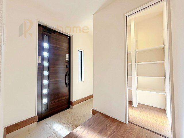 ひたちなか市阿字ヶ浦町5期　新築戸建て　2号棟の玄関|玄関には便利なシューズクロークを設置。アウトドア用品やベビーカーなどの収納に役立ちますね♪