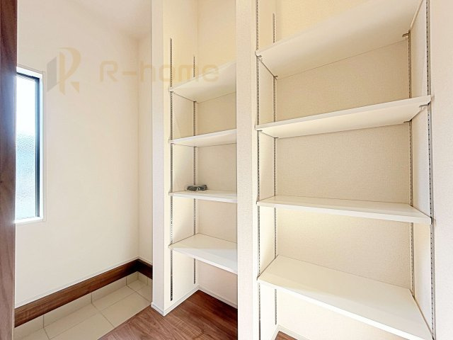 ひたちなか市阿字ヶ浦町5期　新築戸建て　2号棟の玄関|整理しやすい可動棚付きのシューズクローク！玄関周りスッキリ広々♪