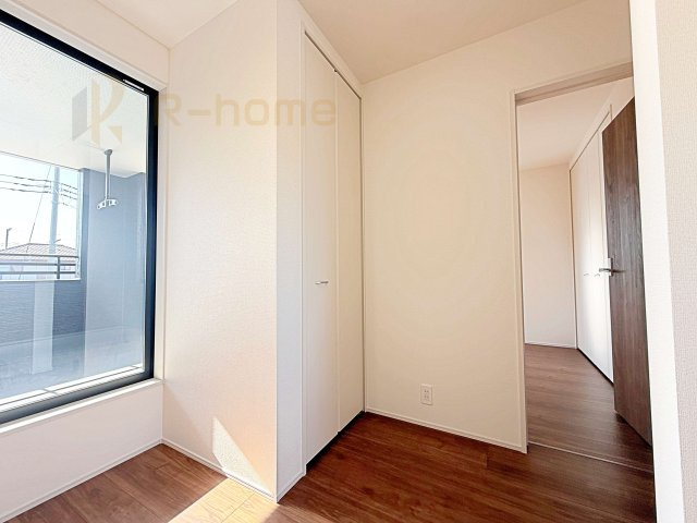 ひたちなか市阿字ヶ浦町5期　新築戸建て　2号棟の収納|掃除機などの収納に便利なホール収納！バルコニーは居室を通らずホールからも出入り可能！