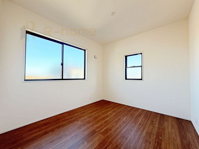 ひたちなか市阿字ヶ浦町5期　新築戸建て　2号棟の洋室|2面窓の風通しの良い洋室です♪差し込む暖かな陽当たりで、室内がくつろげる空間に早変わりです♪