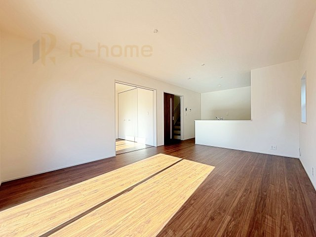 ひたちなか市阿字ヶ浦町5期　新築戸建て　2号棟の居間・リビング|広くて明るいＬＤＫ♪ ゆったりくつろげるリビングスペースで、ご家族皆様の笑顔が溢れます。