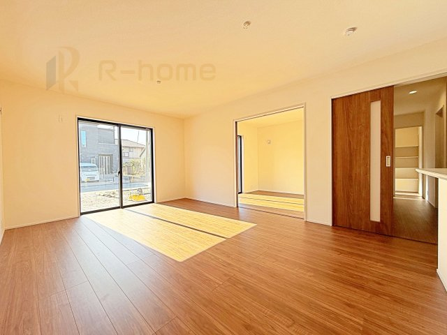 ひたちなか市阿字ヶ浦町5期　新築戸建て　2号棟の居間・リビング|たっぷりの陽光が注ぎ込む明るいリビング♪隣接の洋室を開放すると更なる大空間に変身♪