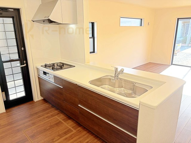 ひたちなか市阿字ヶ浦町5期　新築戸建て　2号棟のキッチン|料理をしながら家族とコミュニケーションが取れる対面式システムキッチン。