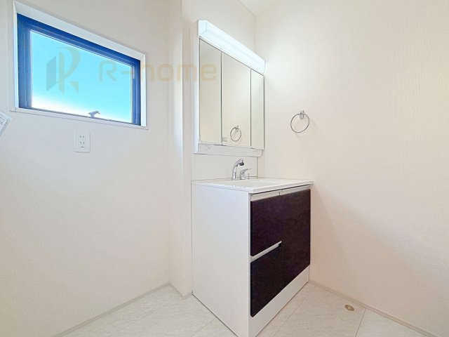 ひたちなか市阿字ヶ浦町5期　新築戸建て　2号棟の洗面所|三面鏡の使いやすい洗面台です。忙しい朝も家族みんなで身支度可能なスペース。