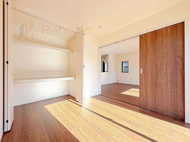 ひたちなか市阿字ヶ浦町5期　新築戸建て　2号棟の洋室|1階洋室はゲストルーム、キッズスペースとしても利用可能♪
開放してリビングと繋げればゆとりの大空間！