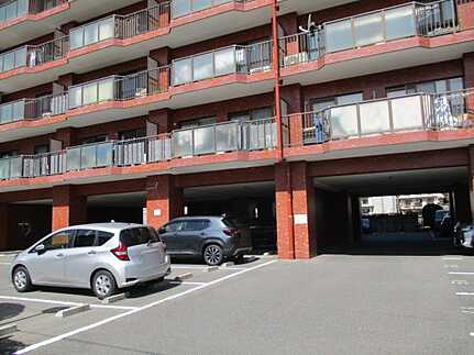 ライオンズマンション己斐本町の駐車場