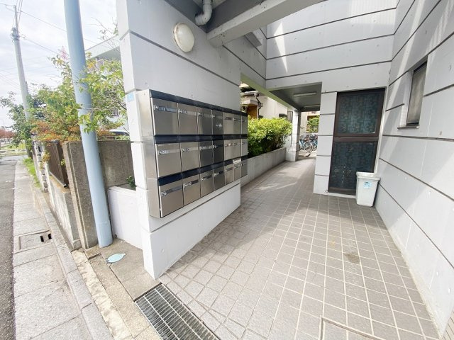 戸田市川岸３丁目の賃貸マンションのエントランス