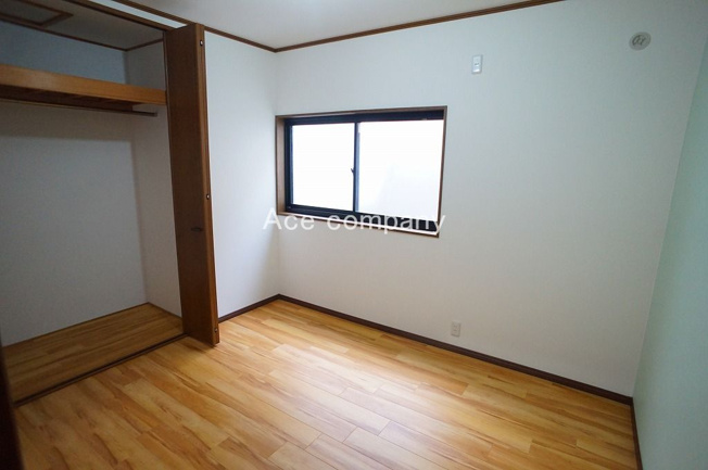 【子供部屋】 | 八尾市刑部2丁目 | 【2階：南西側の洋室6帖】クローゼット完備です♪